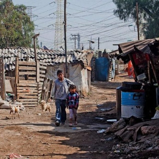11.7% de la población urbana vive en rezago social alto: Coneval