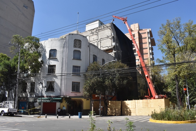 Inicia demolición manual del edificio Sonora 149 - 121117 FOTO SOBSE TAPIAL DE MADERA