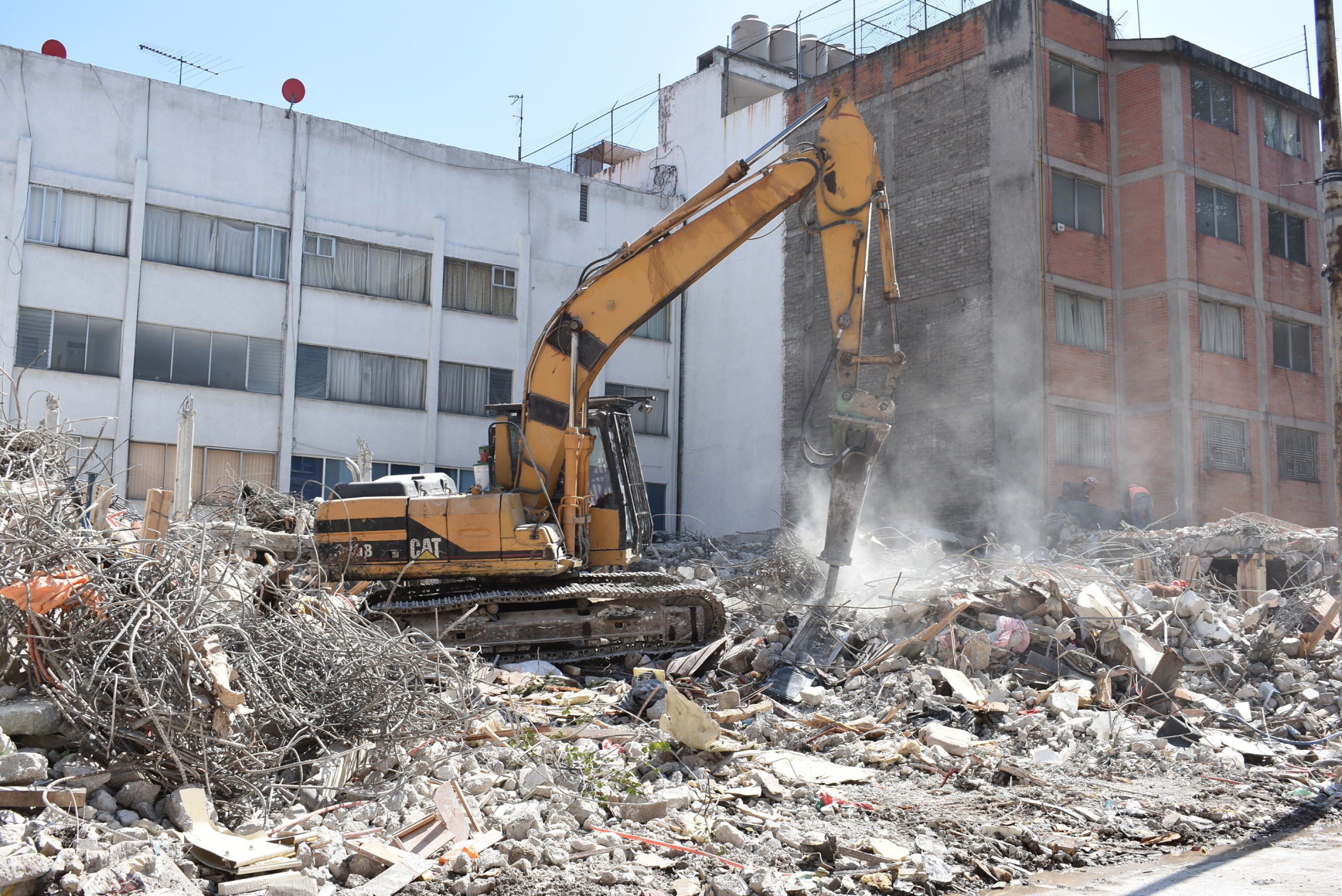Finaliza demolición de un edificio más en la Portales