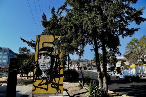 Colocan esculturas históricas en Avenida Aztecas