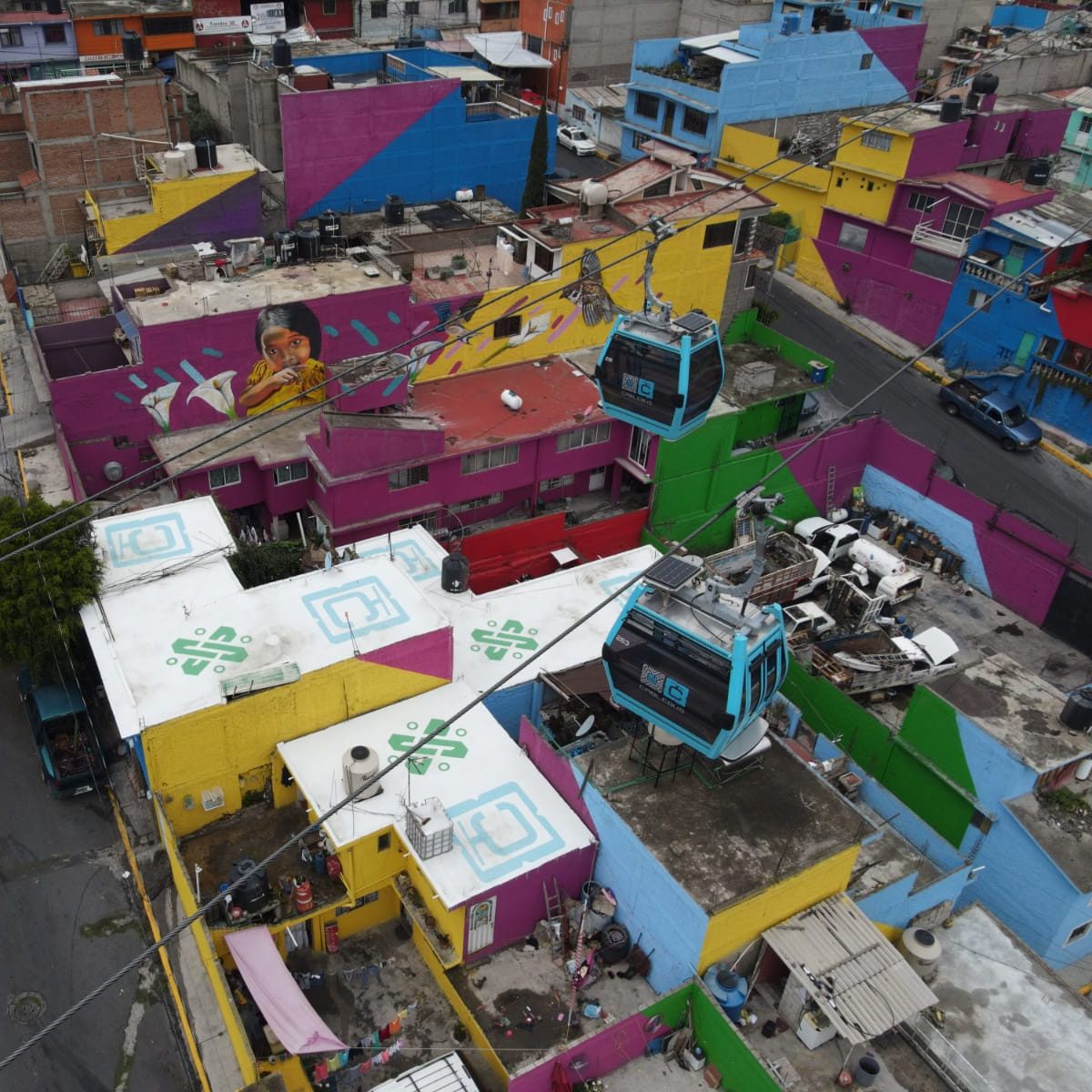 Artistas urbanos dan color al trayecto de la Línea 2 del Cablebús