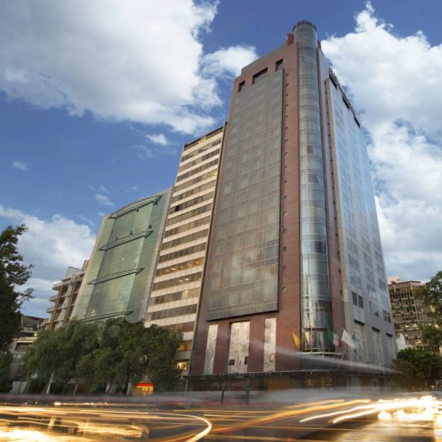 Las fibras permiten invertir en inmuebles desde la BMV y recibir distribuciones periódicas. Al 2Q2026, el sector sumó 31 millones de m² de ABR