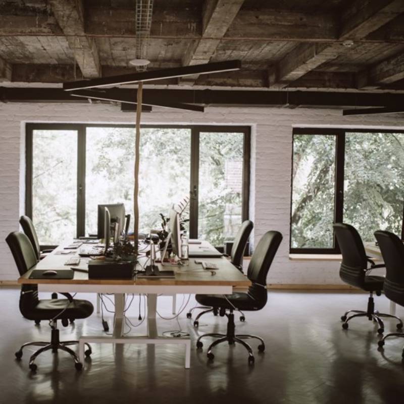 El 54% de los trabajadores en CDMX reporta falta de espacio en las oficinas ante el regreso presencial y la baja disponibilidad de inmuebles