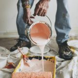 Con préstamos sin buró con Alvos, los usuarios pueden financiar reparaciones o mejoras en su vivienda mediante la app y con un proceso digital