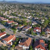 Airbnb respaldará iniciativas para agilizar permisos y reducir costos que dificultan la construcción de vivienda