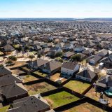 Airbnb se alió con AURA para fortalecer su trabajo que incide en la construcción de vivienda en Austin, Texas