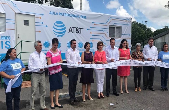 Inauguran aulas móviles en Mérida para combatir rezago