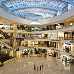 Centros comerciales evolucionan: menos visitas, mayor gasto y nuevas tendencias
