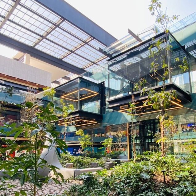 Centros comerciales se reinventan para competir con e-commerce