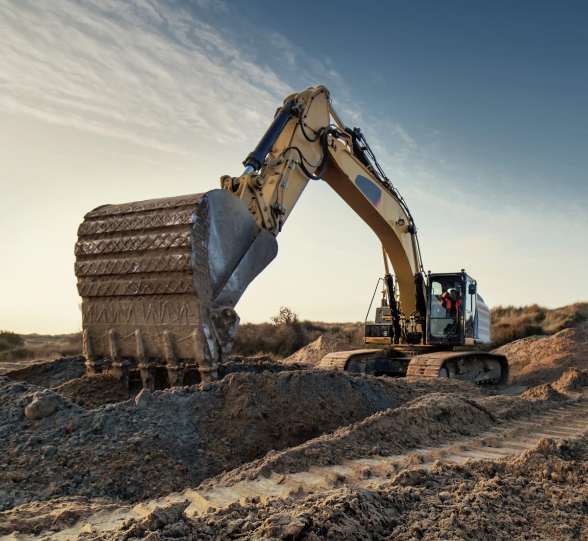 Construcción avanza ligeramente en octubre, pero cae 14% anual