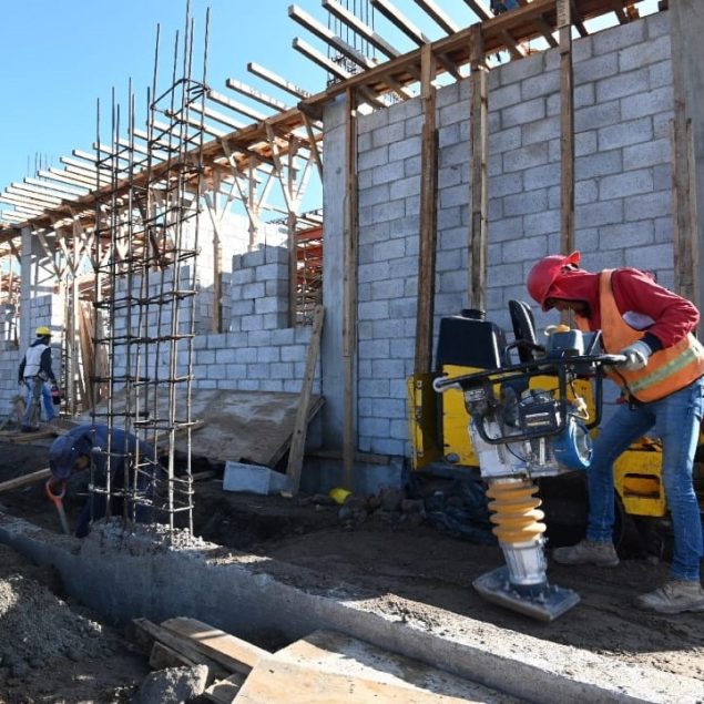 Construcción repunta 0.3% en febrero, pero sigue en terreno negativo