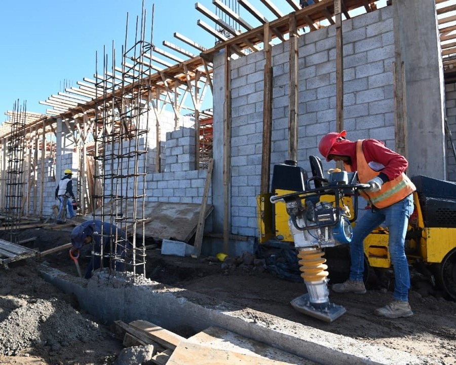 Construcción repunta 0.3% en febrero, pero sigue en terreno negativo