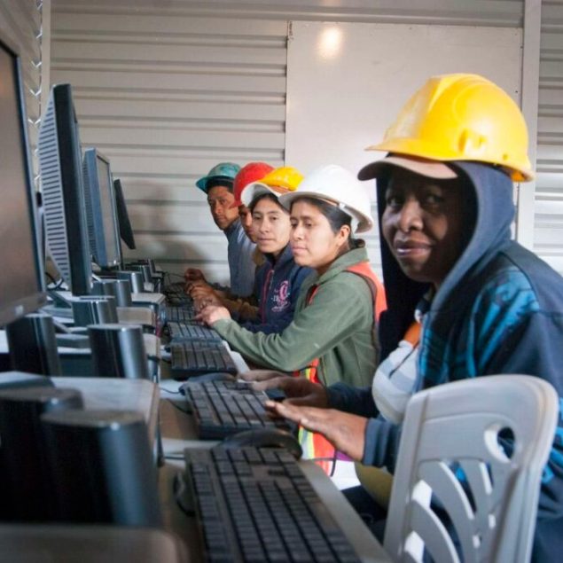 Construyendo y Creciendo impulsa alfabetización digital