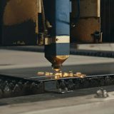Corte por láser de metal: Tecnología de fibra, tolerancias y precisión en fabricación a medida