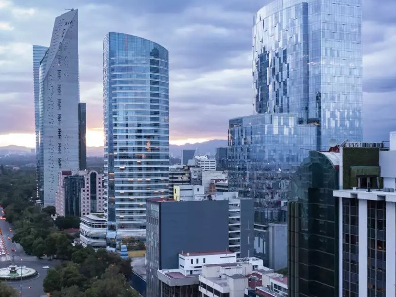 Demanda de oficinas en CDMX se reactiva; vacancia baja a 17.2%
