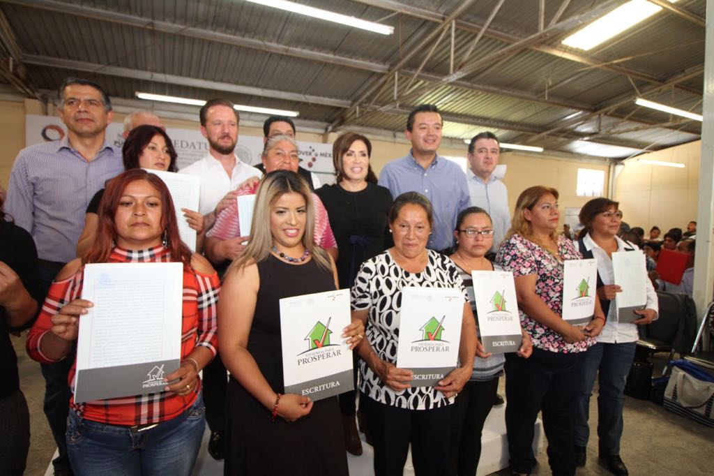 Rosario Robles entrega escrituras del Insus en Puebla