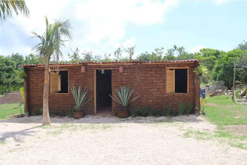 Fabrican viviendas con ladrillos de sargazo en Quintana Roo