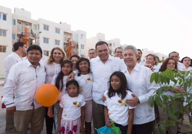Gobierno de Yucatán e Infonavit entregan 169 escrituras - FotoDPG2