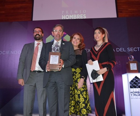 Gonzalo Méndez recibe el Premio HyM en la categoría Sector Privado