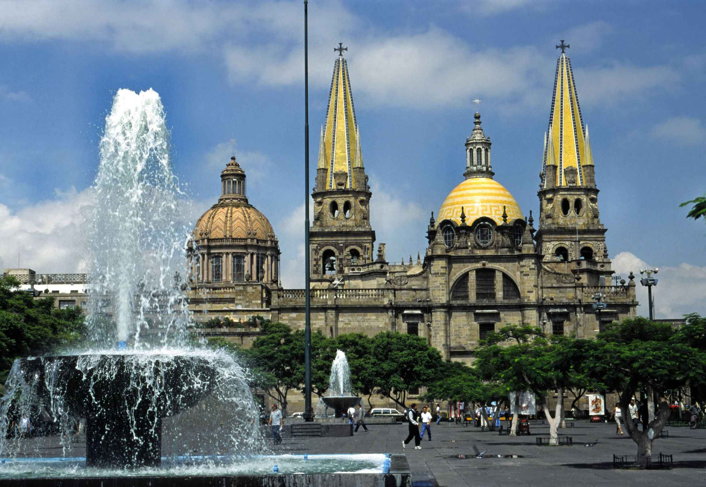 Construirán 3 mil viviendas en Guadalajara - Guadalajara cathedral