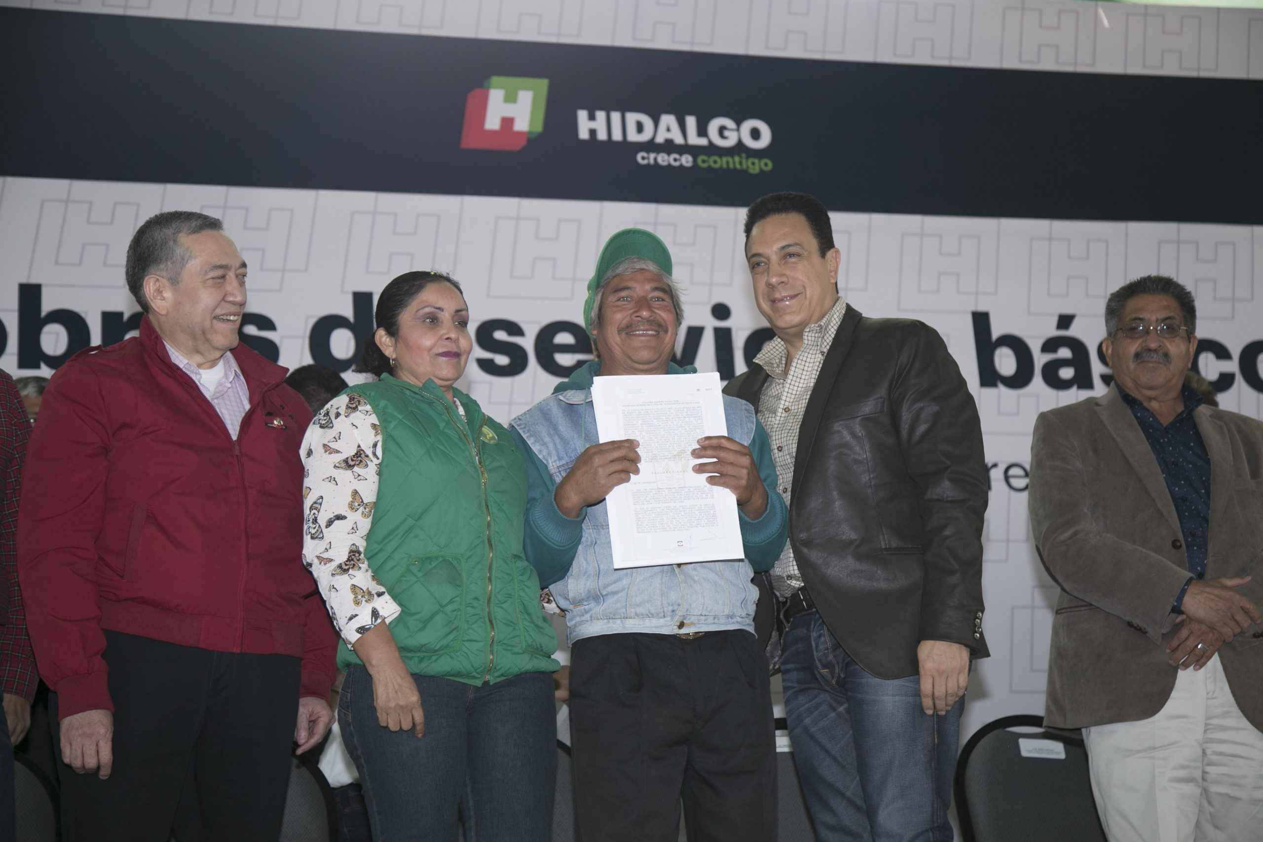 Entregan en Hidalgo escrituras a familia de 9 municipios