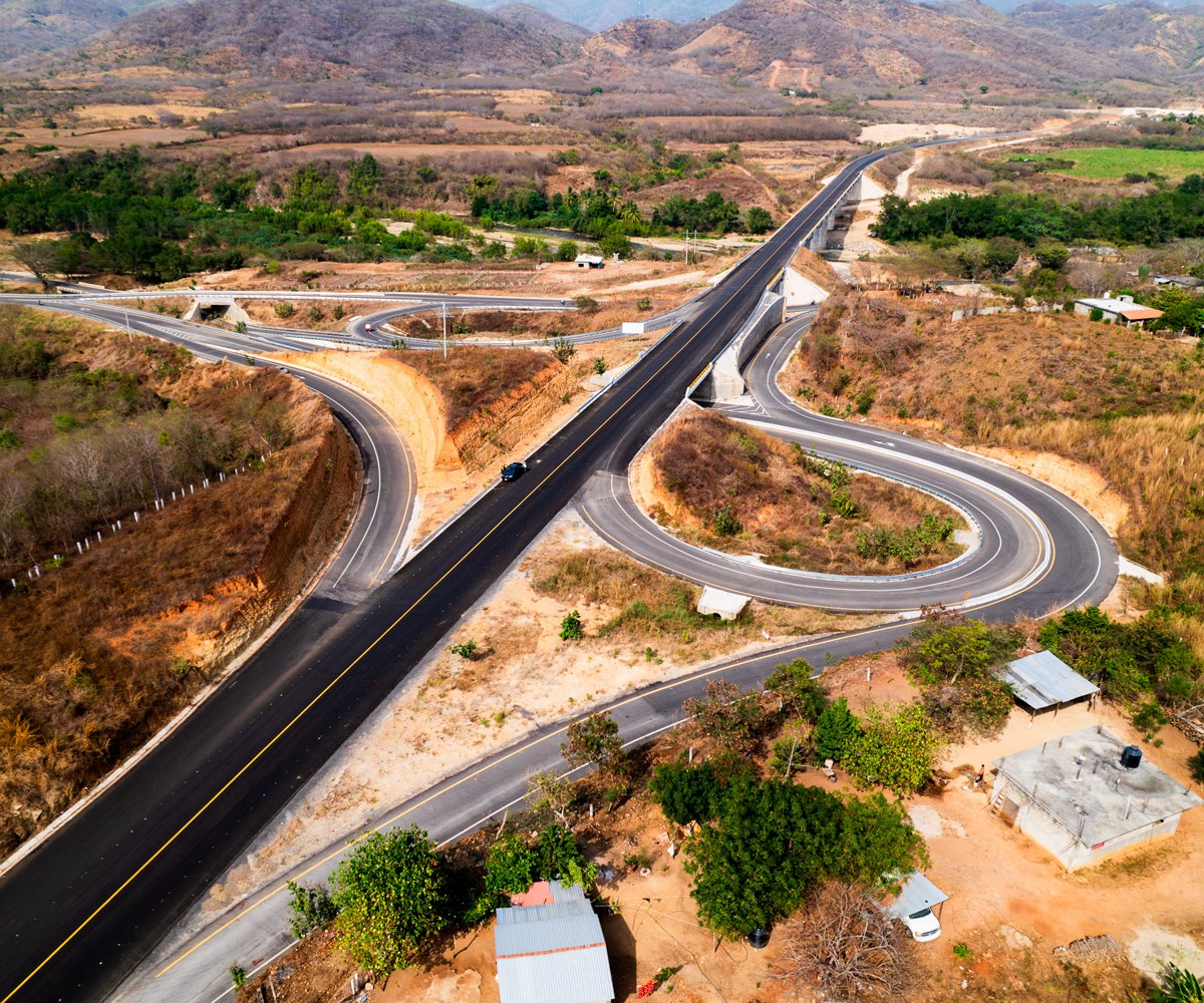 Inaugura AMLO carretera Barranca Larga- Ventanilla, en Oaxaca