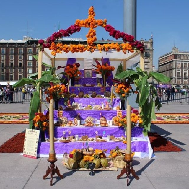 Inauguran Gran Ofrenda del Día de Muertos en el Zócalo de la CDMX