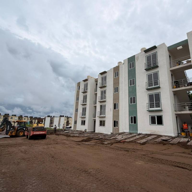 El Infonavit informó que las lluvias provocaron el arrastre de material frente a la obra; la constructora ya realiza trabajos correspondientes