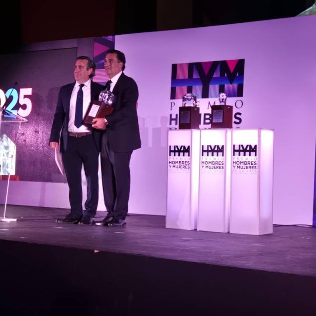Errejón Alfaro se mostró agradecido por compartir el Premio HyM con Edna Vega y Germán Ahumada, dos personalidades destacadas del sector