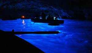 Lugares con luz propia de noche - La Gruta Azul Capri Italia