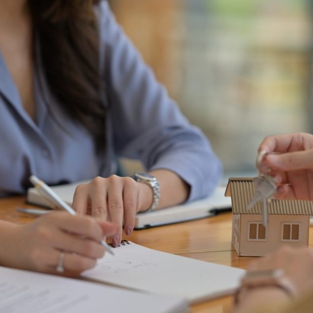 Mujeres ganan terreno en el crédito hipotecario, pero persisten brechas