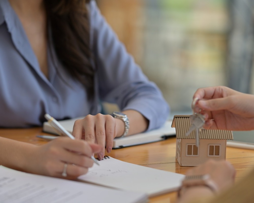 Mujeres ganan terreno en el crédito hipotecario, pero persisten brechas