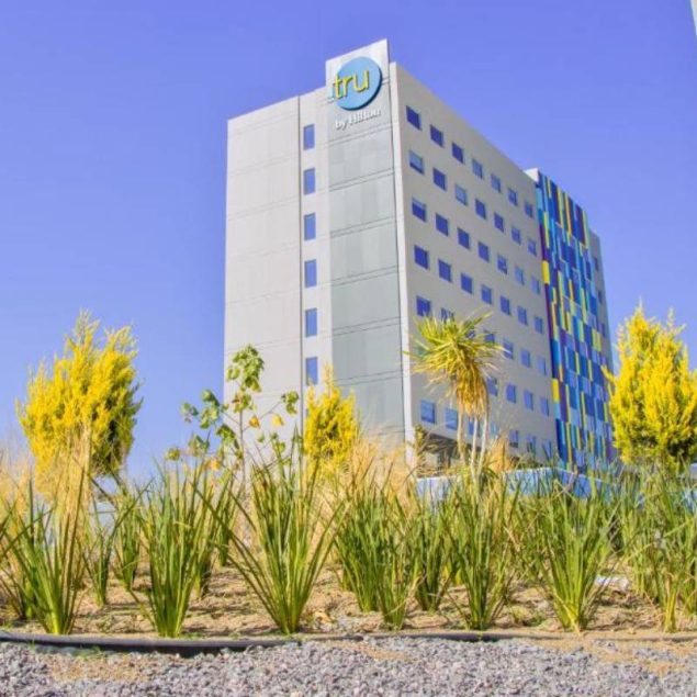 Novaceramic incorporó soluciones cerámicas en el hotel de 160 habitaciones, inaugurado en enero de 2026 en el distrito de Angelópolis