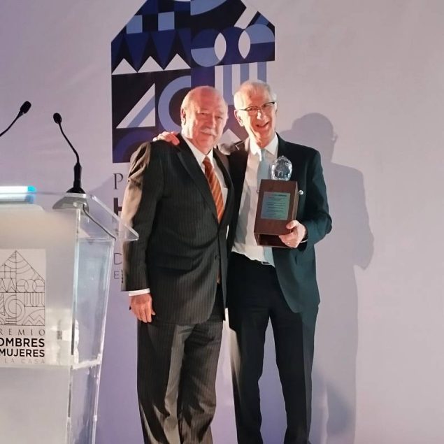 Ramiro Guzmán recibe el Premio HyM en la categoría Cimientos