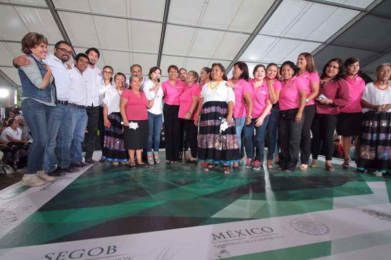 Entrega Sedatu Cuartos Rosas en Guerrero