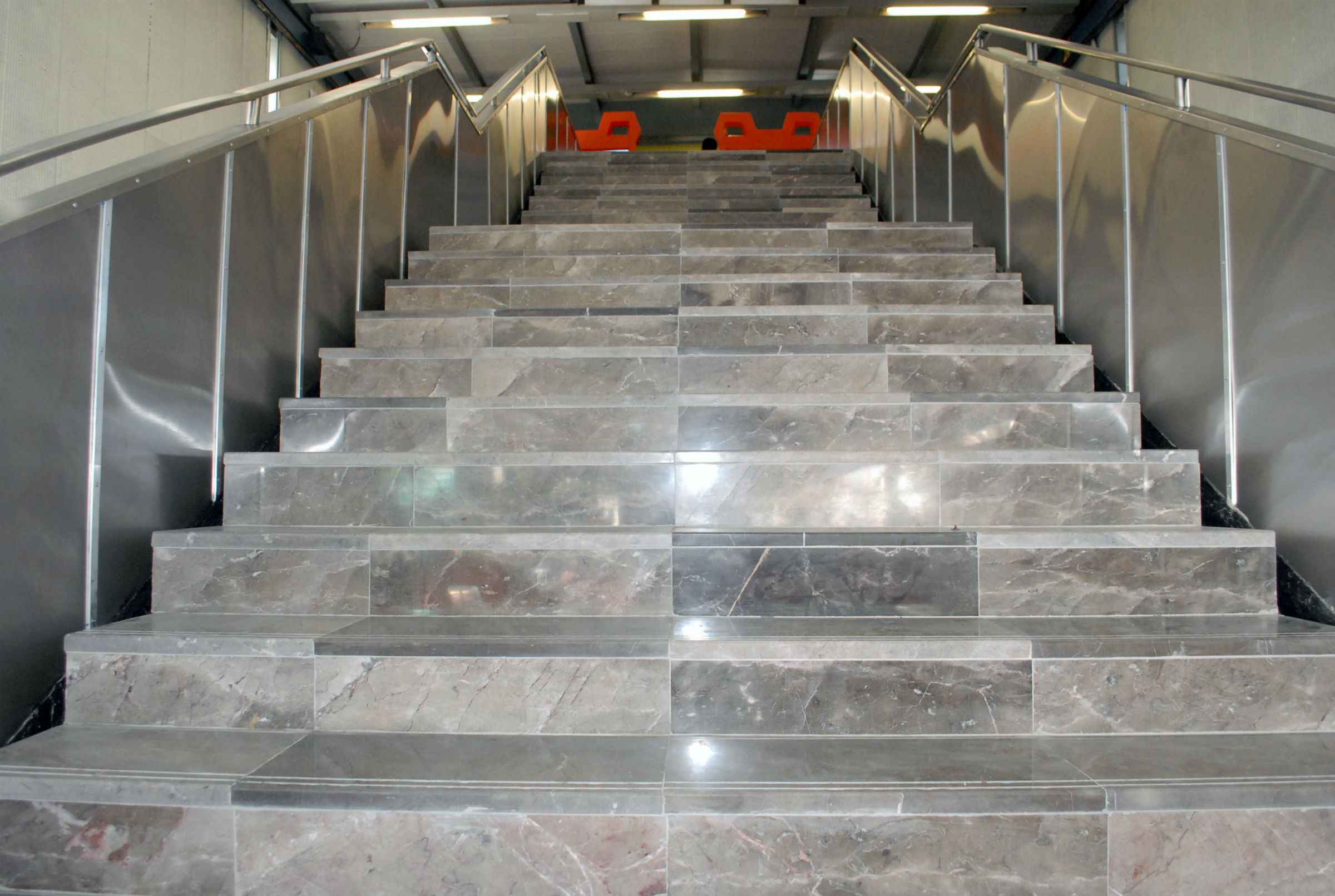 Rehabilitadas 32 escaleras fijas de la Línea 2 del Metro - STC ESCALERAS 3