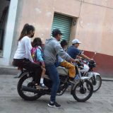 Senado recibe propuesta que prohíbe que niños viajen en moto