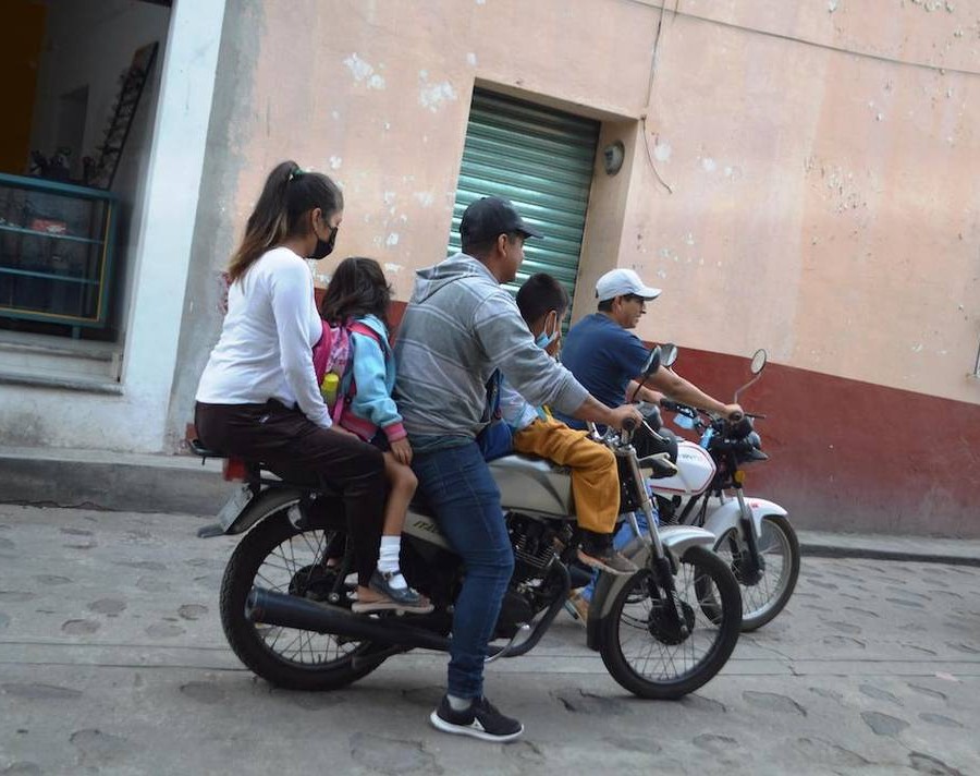 Senado recibe propuesta que prohíbe que niños viajen en moto