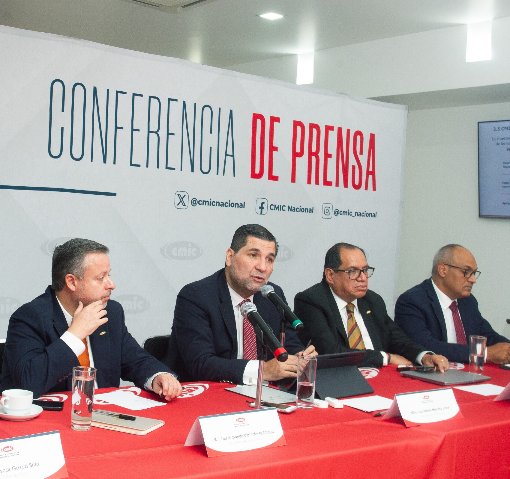 Sí a reducción de jornada laboral, pero de forma paulatina: CMIC