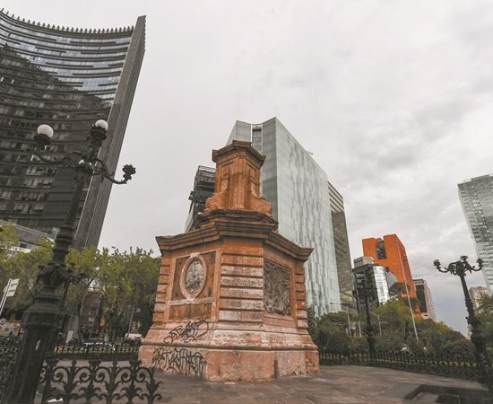 Sustituyen escultura de Cristóbal Colón con ‘Tlali’ en Reforma