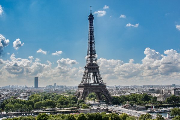 Paris convoca a renovar entorno de la Torre Eiffel