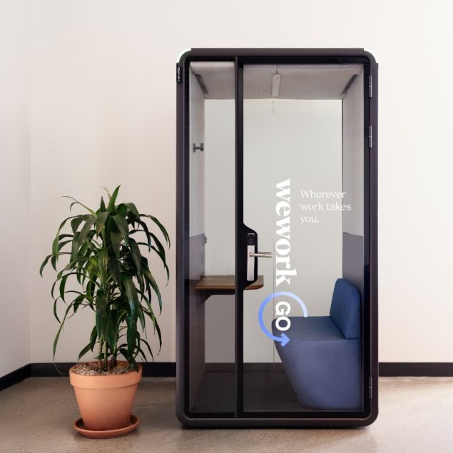 WeWork lanza cabinas privadas para trabajar en espacios de alto tránsito