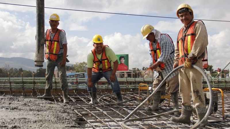 CAMSAM reconoce labor de trabajadores de la construcción - albanil e1430856387405