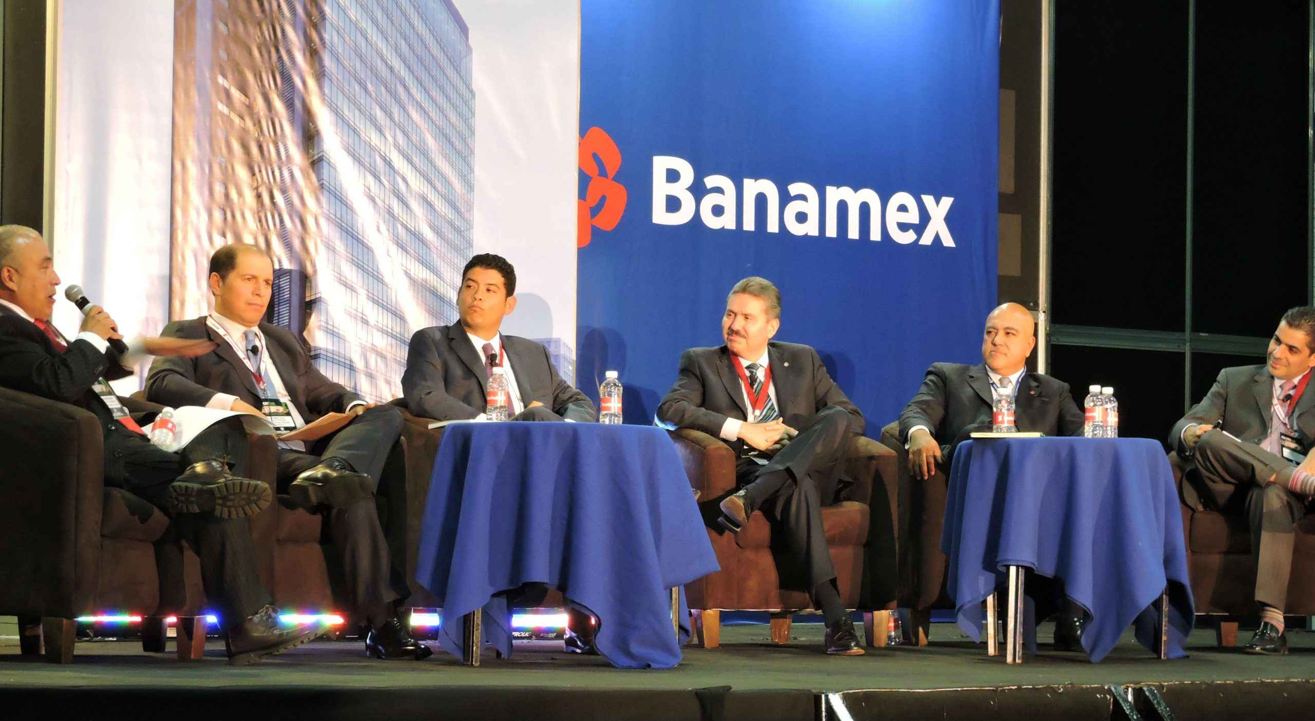 Banqueros analizan oportunidades en sector hipotecario - banqueros scaled