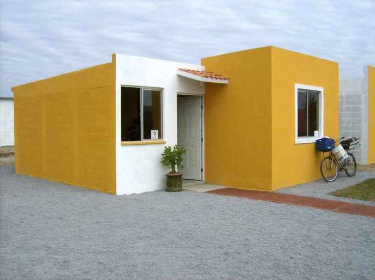 Entregan 100 viviendas a familias de bajos recursos en Veracruz