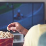Ante la avalancha de estrenos, descubre por qué leer reseñas y crítica especializada es tu mejor arma para no tirar tu dinero en taquilla.