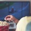 Ante la avalancha de estrenos, descubre por qué leer reseñas y crítica especializada es tu mejor arma para no tirar tu dinero en taquilla.