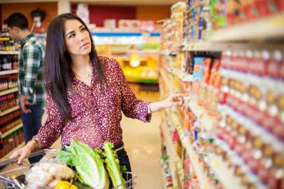 Consumo privado incrementa un 3.2% durante febrero - chica joven comprando en un supermercado e1462467085534