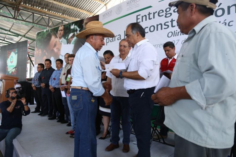 Entregaron tarjetas para reconstrucción de vivienda en Guerrero
