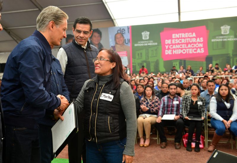 Entregaron escrituras a familias del Estado de México